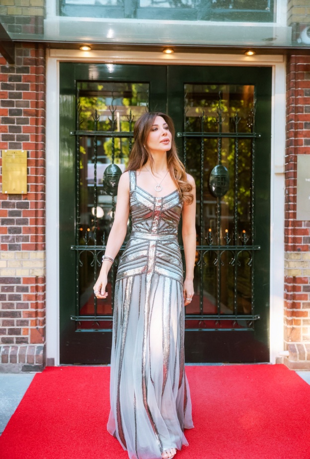 نانسي عجرم تتألق بالفستان الفضي في هولندا