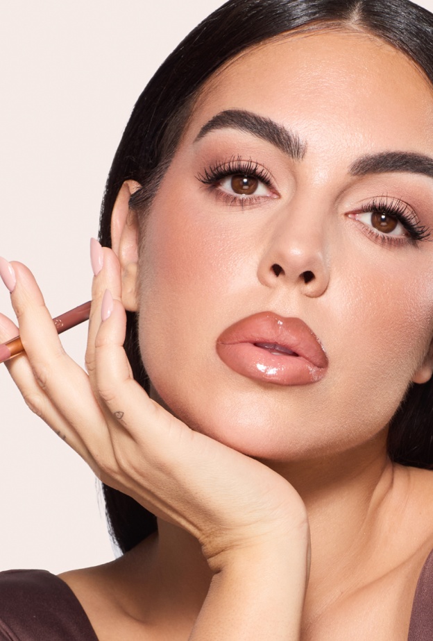 شارلوت تلبوري تطلق نظام SUPER NUDES SCULPTING SYSTEM الخاص بها