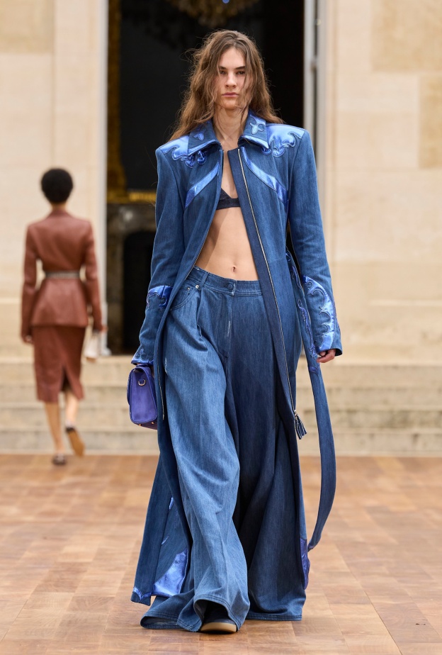 إطلالة من Gabriela HEarst