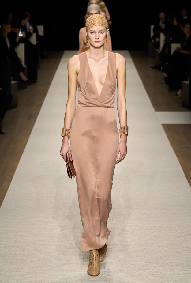 اللون الزهري الباستيل من ألوان البشرة الزيتونية Giorgio Armani
