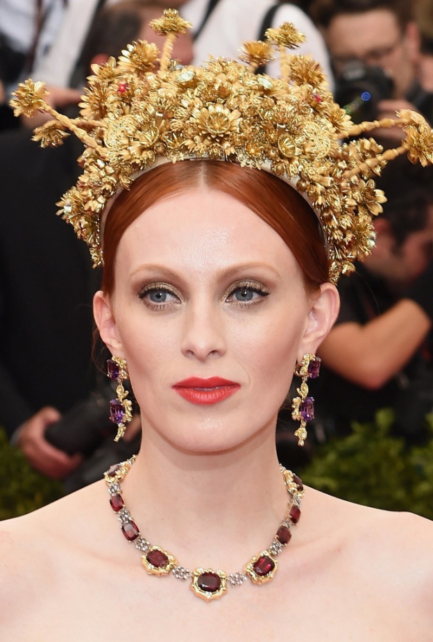 تسريحات شعر وأكسسوارات مميزة محفورة في ذاكرتنا في حفل Met Gala عبر السنوات
