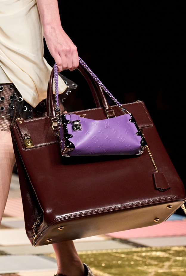 حقيبة كبيرة مميزة من Louis Vuitton