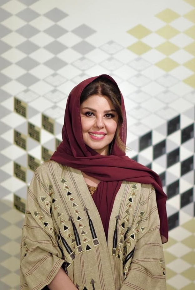 طاولة القمة الخليجية الأمريكية بتوقيع لولوة الحمود.. تصميم أنيق يعكس أصالة الهوية السعودية