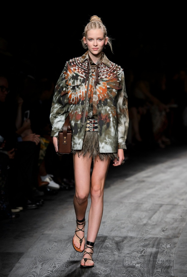 الطبعات والنقشات الإفريقية من Valentino