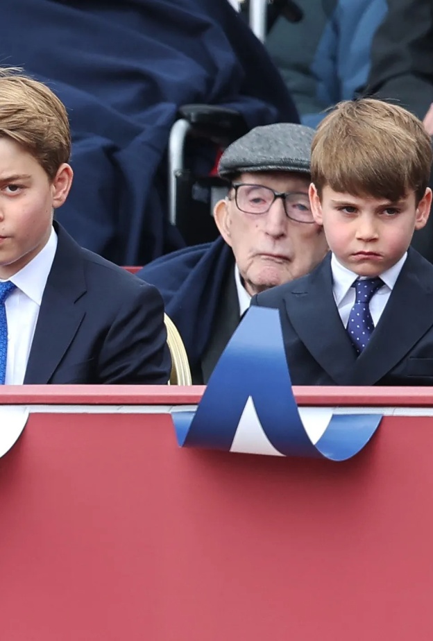 المشاغب كعادته.. الأمير لويس يقلد جورج ويسرق الأضواء في يوم النصر "فيديو"