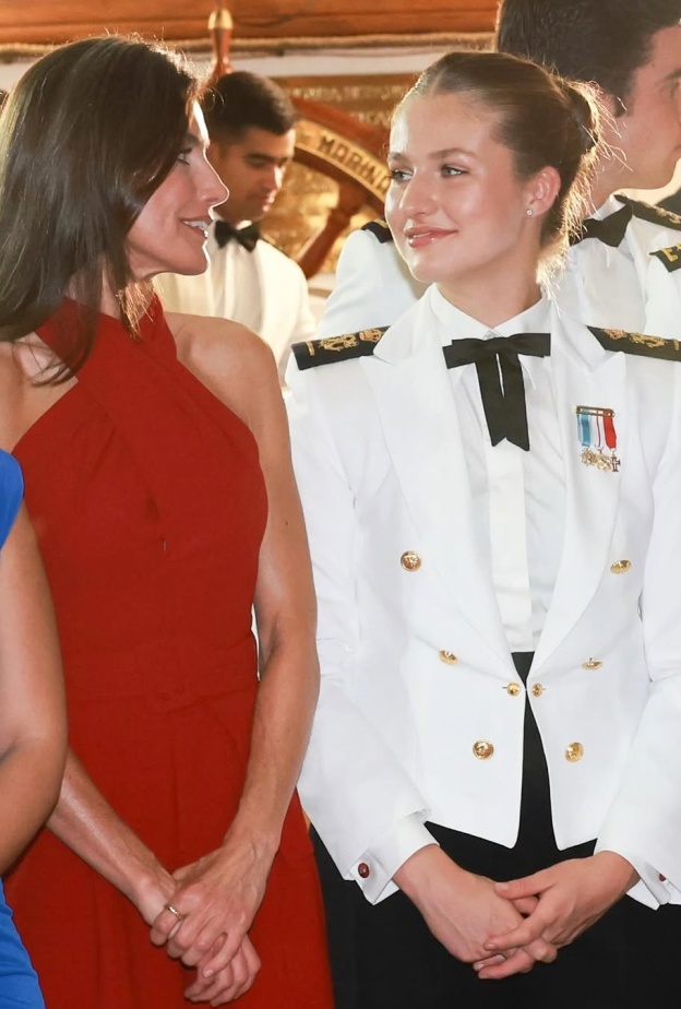 الأميرة ليونور في حضن والدتها