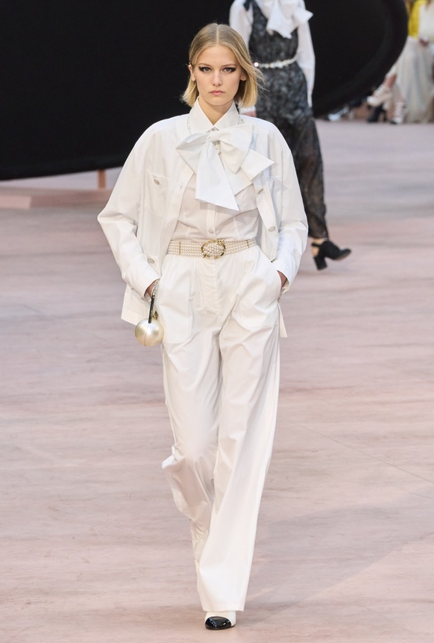 إطلالة باللون الأبيض أنيقة من Chanel خريف شتاء 2025