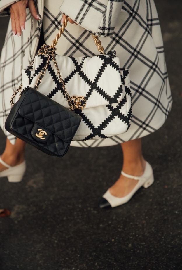 إطلالة أنيقة بكعب قصير من شوارع باريس