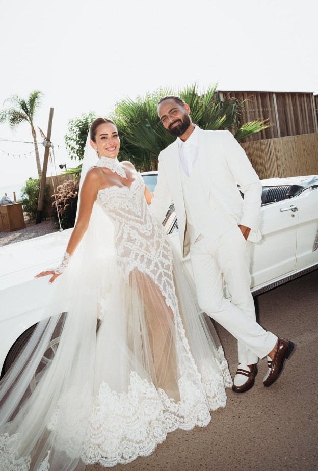 إلتقطت امينة خليل صورا رومانسية مع زوجها في حفل زفافها الثاني.jpg