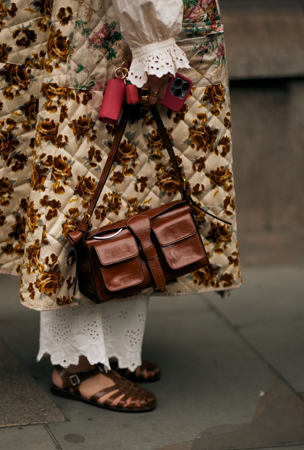 تنسيق حذاء الجيلي بطريق الستريت ستايل