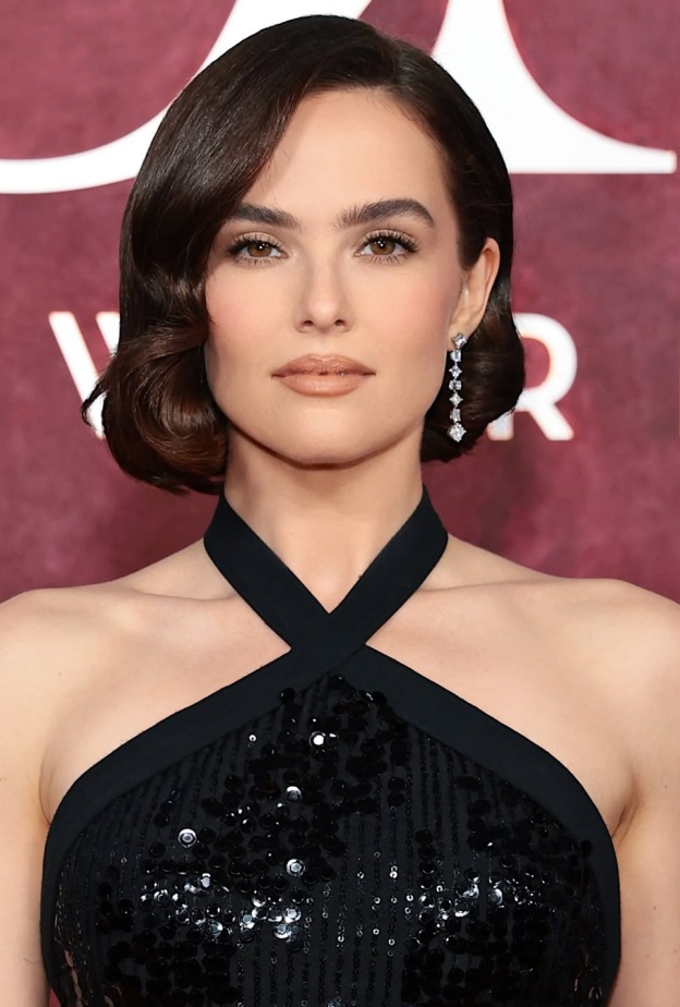 إطلالة Zoey Deutch بمكياج مشرق وناعم- الصورة من حساب خبير المكياج Hung Vanngo