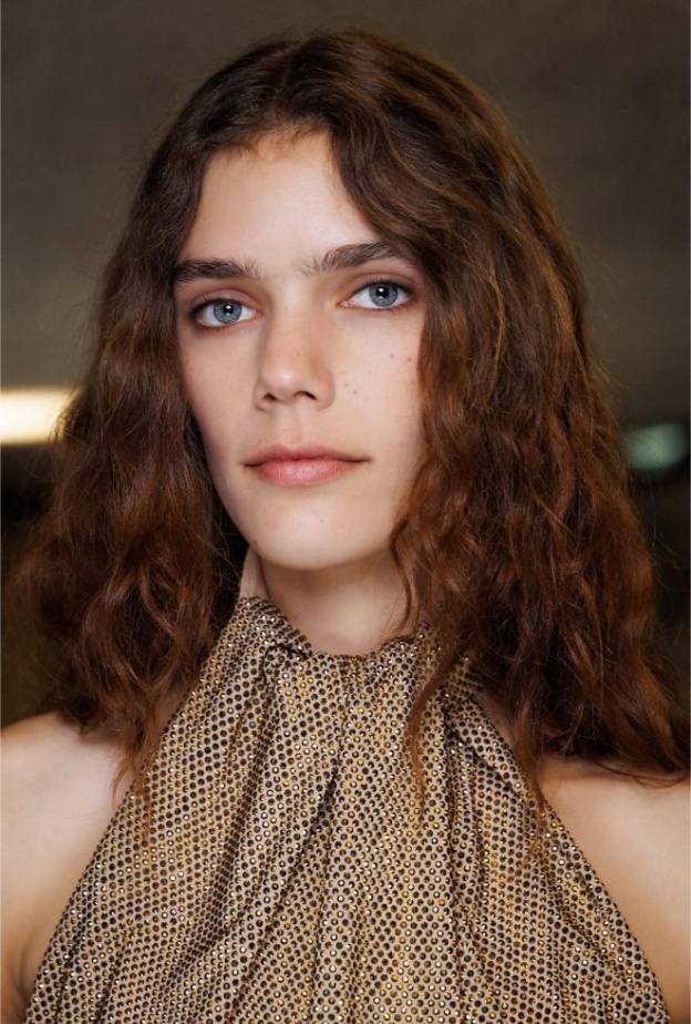 صبغات الشعر البني مع تدرجات الكراميل من دار Stella Mccartney