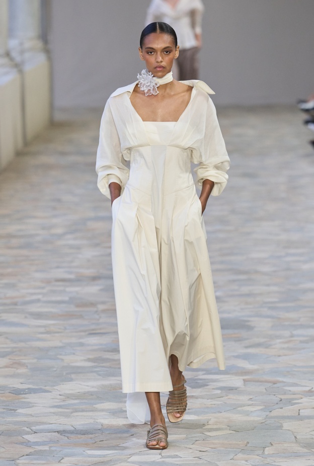 تنسيق كاجوال باللون العاجي من Albertta Ferretti