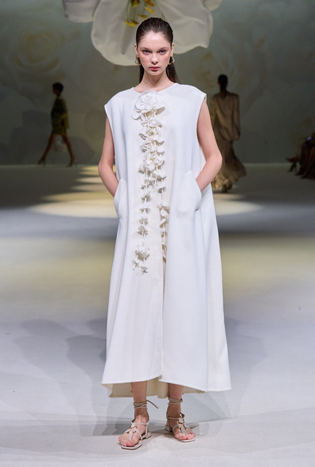 إطلالة من Laura Biagiotti