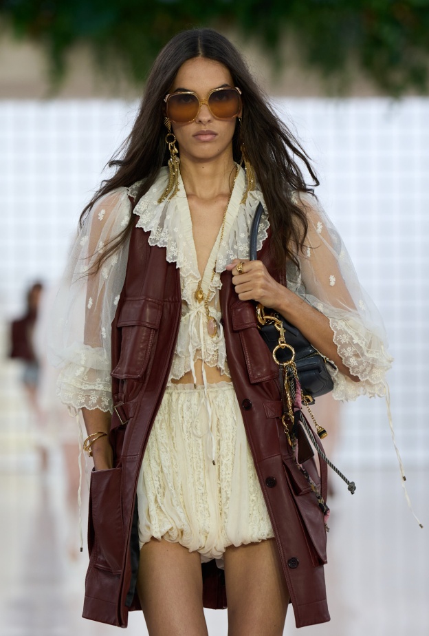 اطلالة من مجموعة Chloe لصيف 2025