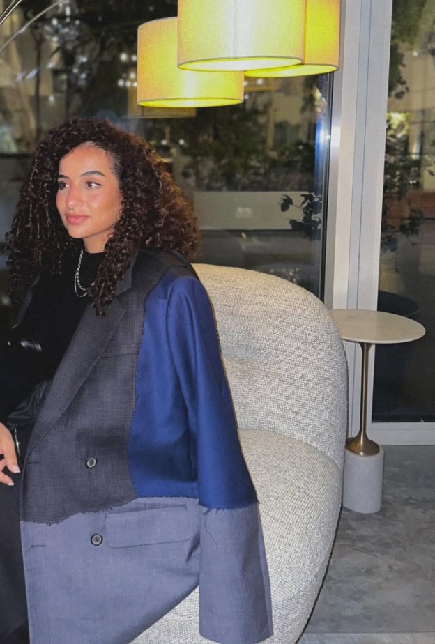 خبيرة الشعر حصة حسن تكشف لـ "هي" نصائحها الخاصة للعناية بالشعر الكيرلي في الصيف