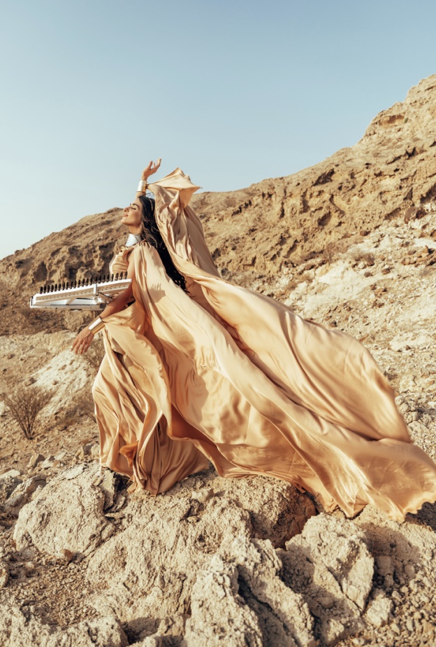الفنانة نغم الدعبل