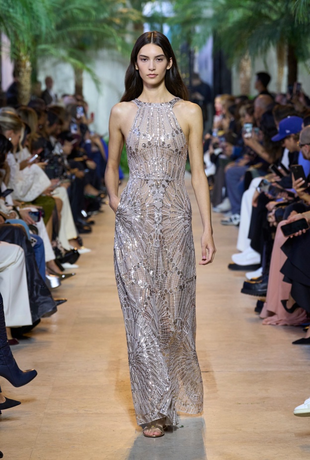 موضة الفساتين الفضية مزيج بين النعومة والجرأة في المناسبات