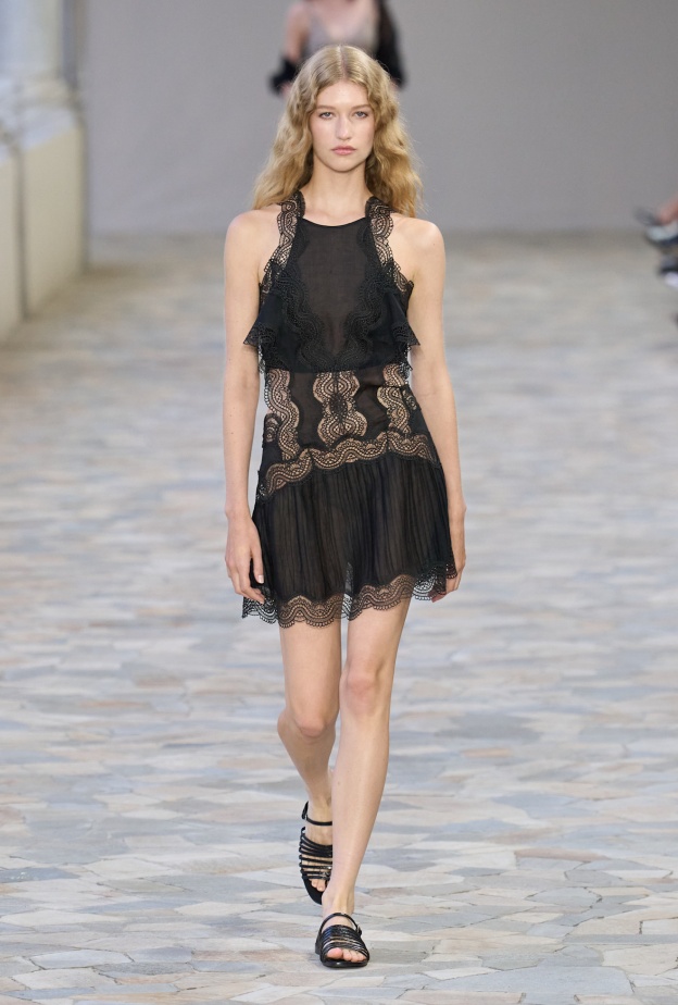 إطلالة من Alberta Ferretti