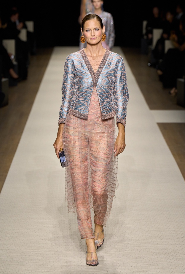 إطلالة من Giorgio Armani