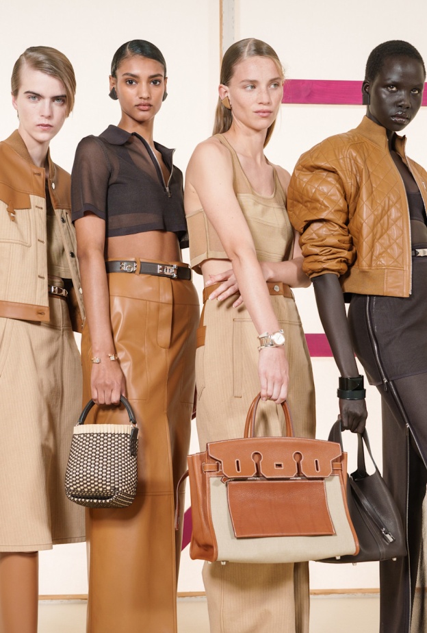 إطلالات باللّون البني من Hermes