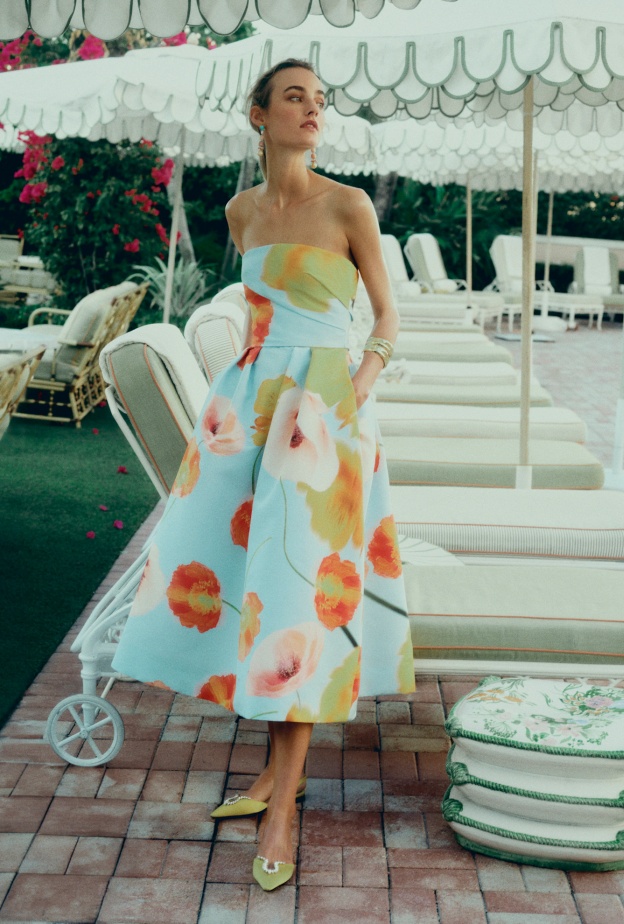 فستان مطبع بالورود من Monique Lhuillier 