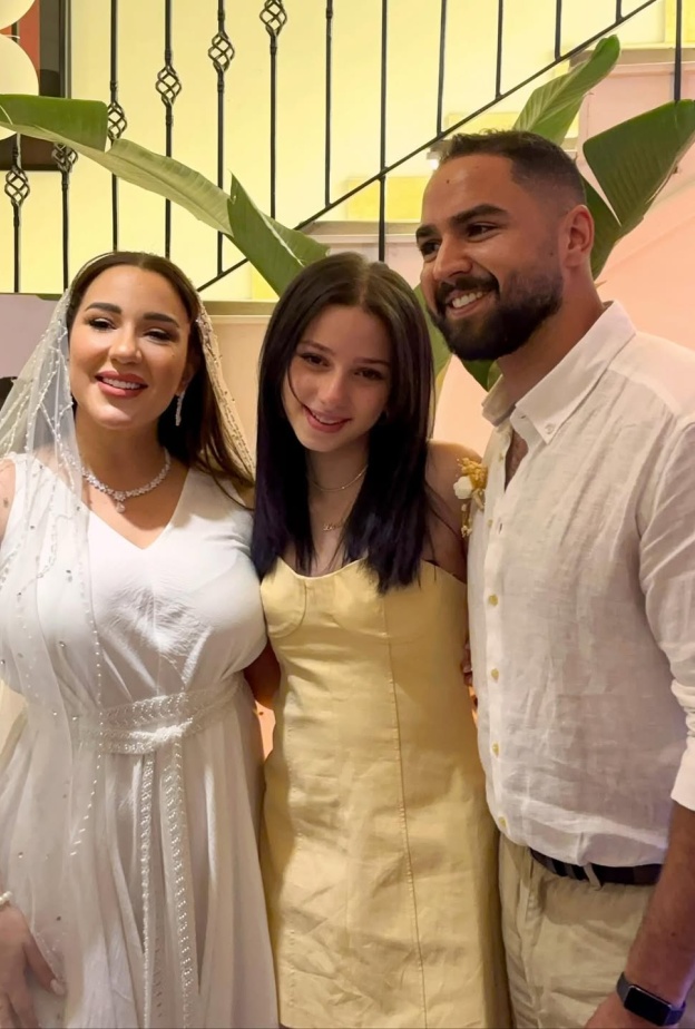 أسما شريف منير وزوجها وابنتها