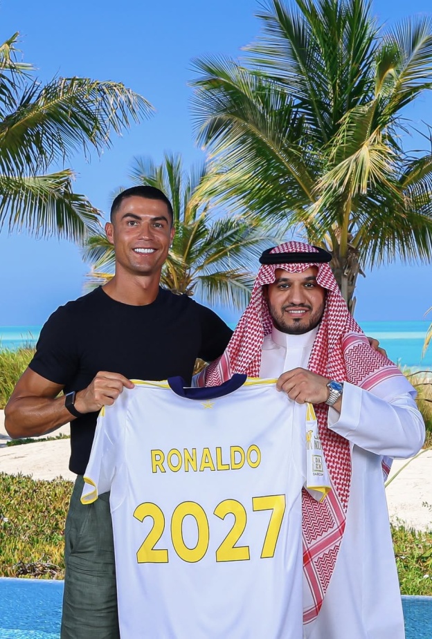 رونالدو يوقع لنادي النصر