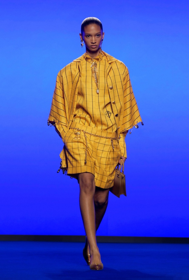 اللون الخردلي بإطلالة من Schiaparelli