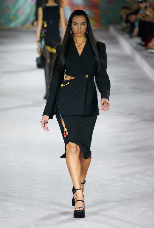 "دوا ليبا" في عرض ربيع وصيف 2022 من "فرساتشي"Versace