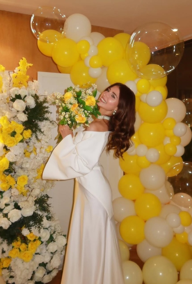 شيرين بيوتي تتألق بالأبيض مع حفل ديكور لون اصفر