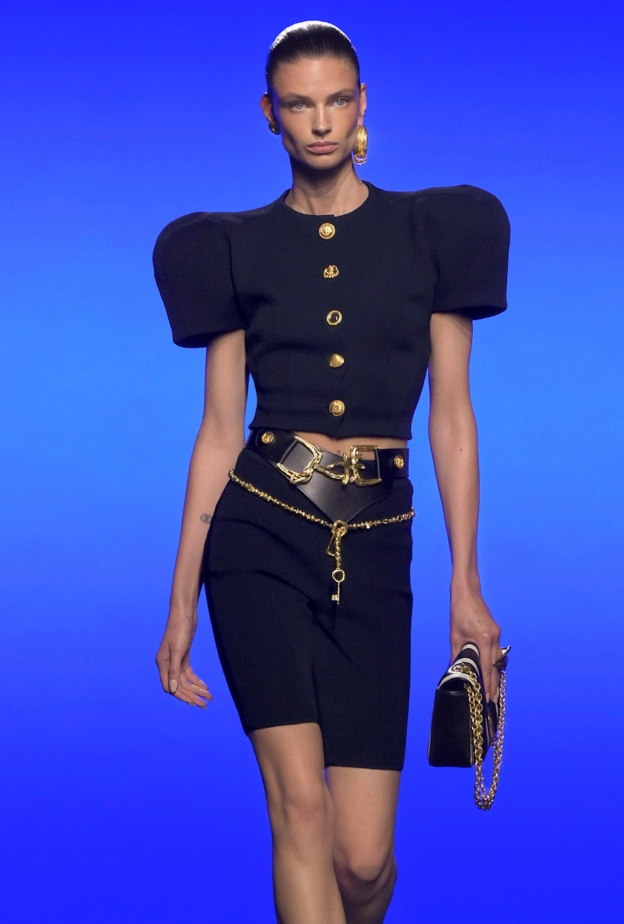 اثنان أفضل من واحد.. إطلالة الحزام المزدوج موضة ربيع وصيف 2025