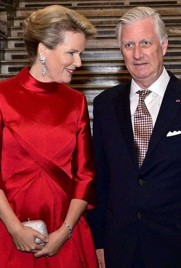 الملكة ماتيلد تتألق بفخامة هادئة