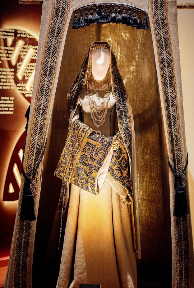 من تصميم المصممة نهى المطيري