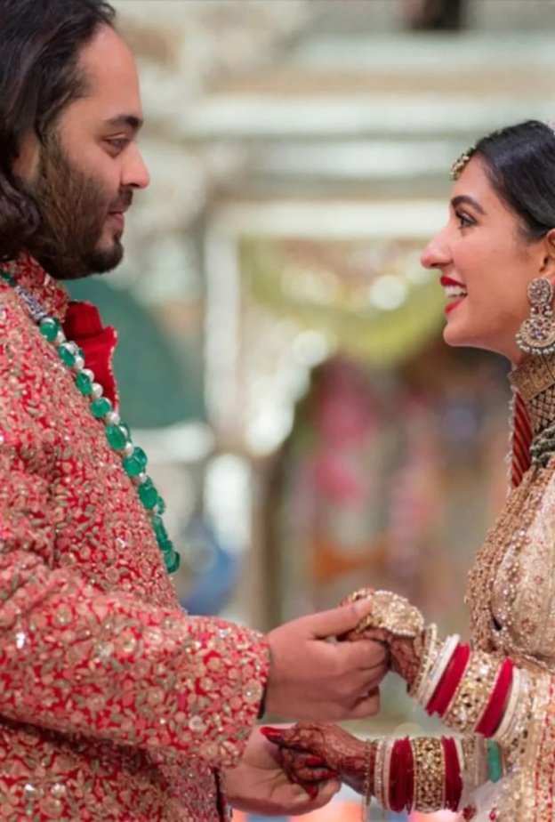 أنانت أمباني وراديكا ميرشانت يحتفلان بذكرى زواجهما الأولى