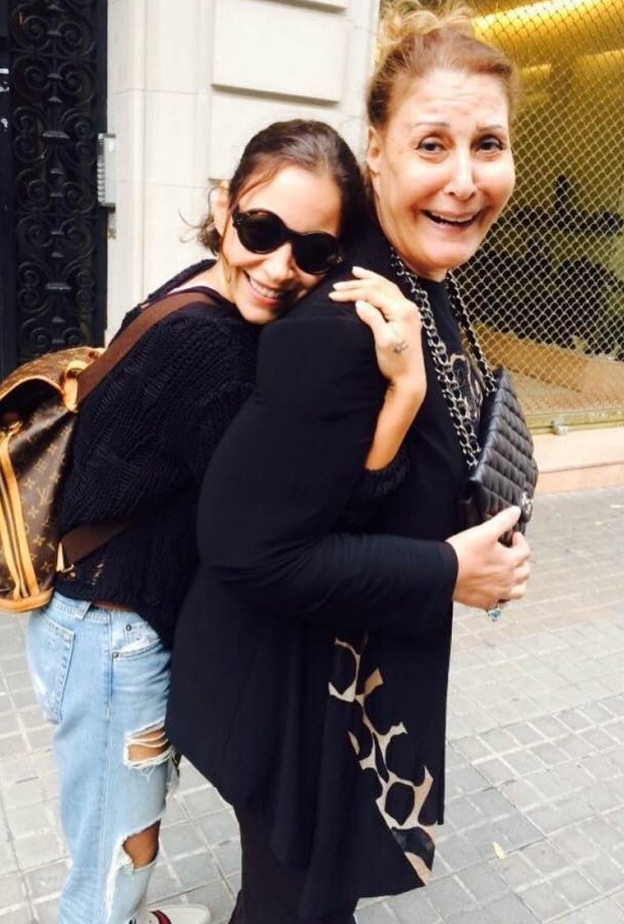 منة شلبي مع والدتها زيزي مصطفى
