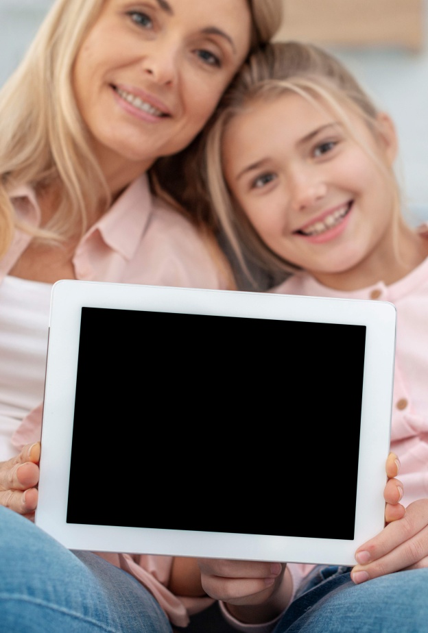 يتطلب تحقيق التوازن بين اثبات الذات وتلبية احتياجات الجيل الجديد، تعزيز وعي الأم بتأثيرات التطور التكنولوجي والسرعة التي تسيطر عليه.