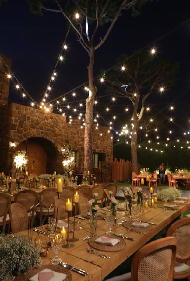 حفل زفاف بالهواء الطلق وزينة الفينتج