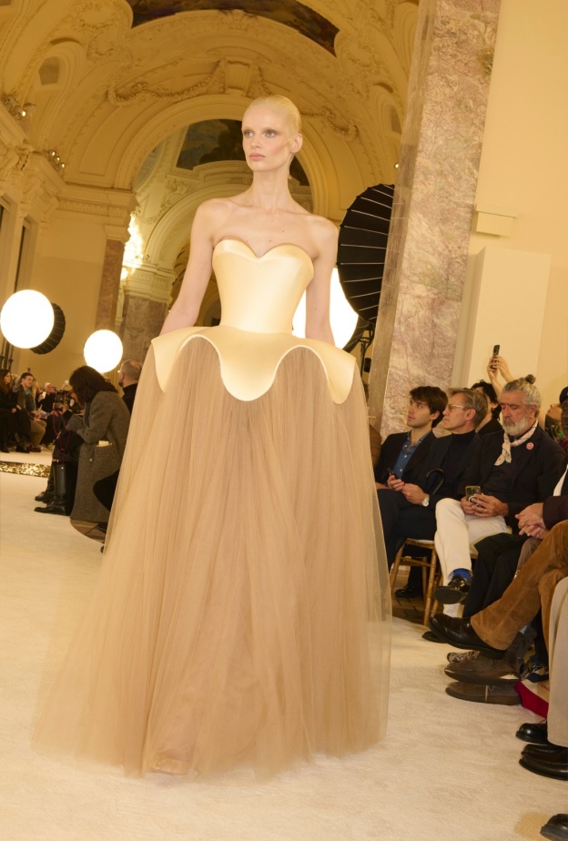 فستان بتصميم مختلف من Schiaparelli