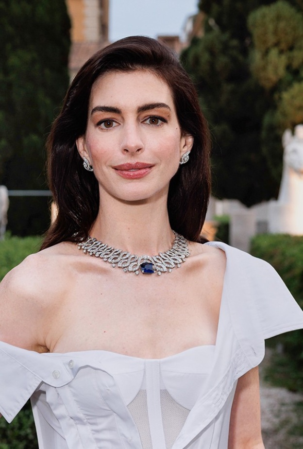 إطلالة Anne Hathaway برسمات المكياج البني الناعم - Copy