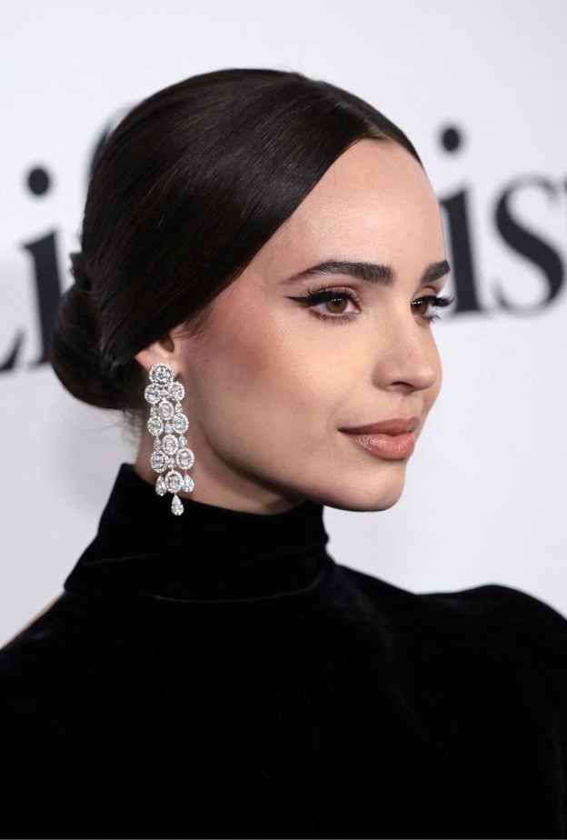 استخدام الايلاينر المقاوم للماء بأسلوب Sofia Carson (1)