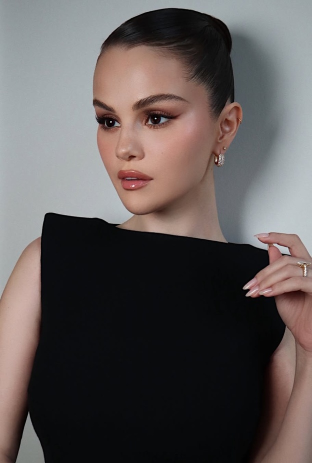 رسمات الحواجب العريضة والطبيعية بخطوط كثيفة من دار Selena Gomez