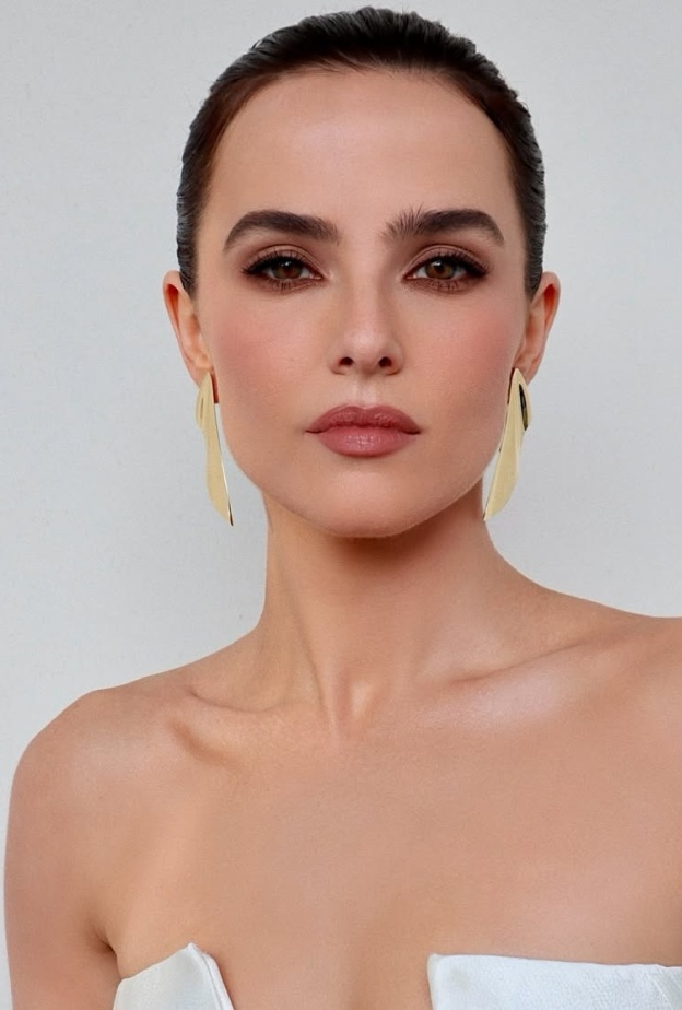 مكياج برونزي قوي وترابي بأسلوب Zoey Deutch- الصورة من حساب Hung Vanngo على انستغرام