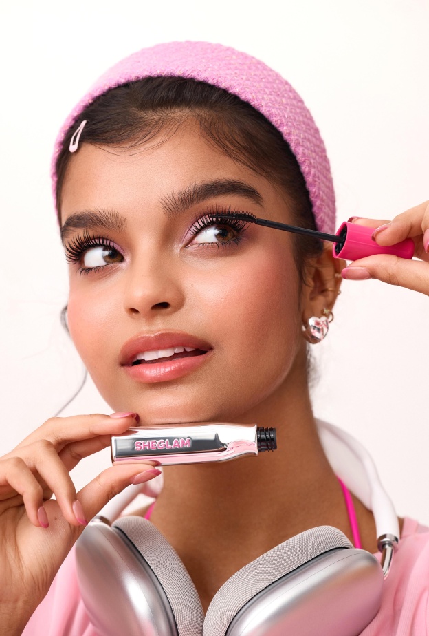 يلفت تصميم ماسكارا Lashlighter Up & Out الكهربائي الانتباه من النظرة الأولى – ورموشك كذلك بعد أول تمريرة.