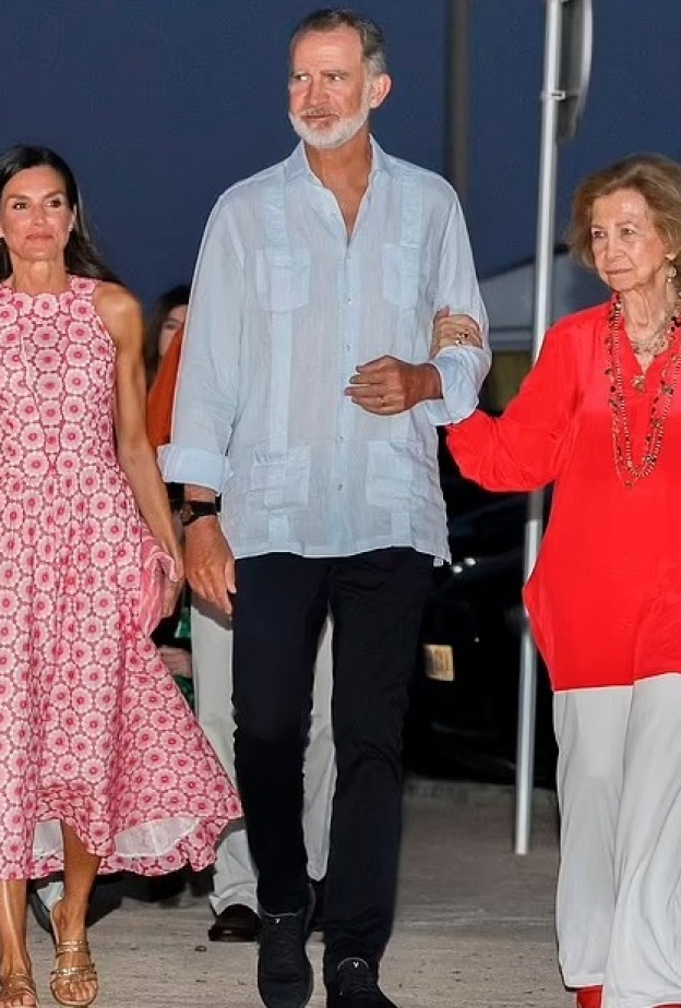 الملك فيليب يقضي إجازته مع العائلة ويستبعد شقيقته