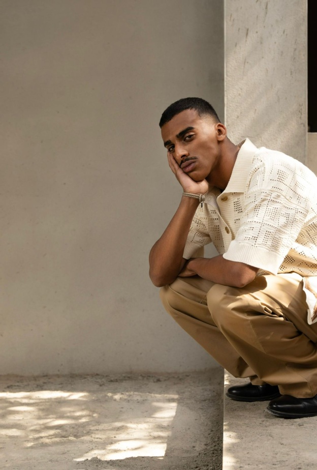 عارض الأزياء السعودي عبدالرحمن رياض: من منصّات العرض إلى كواليس الأناقة