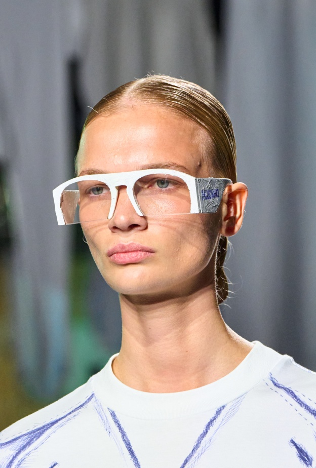 نظارات بعدسات شفافة مع إطار أبيض من Moschino