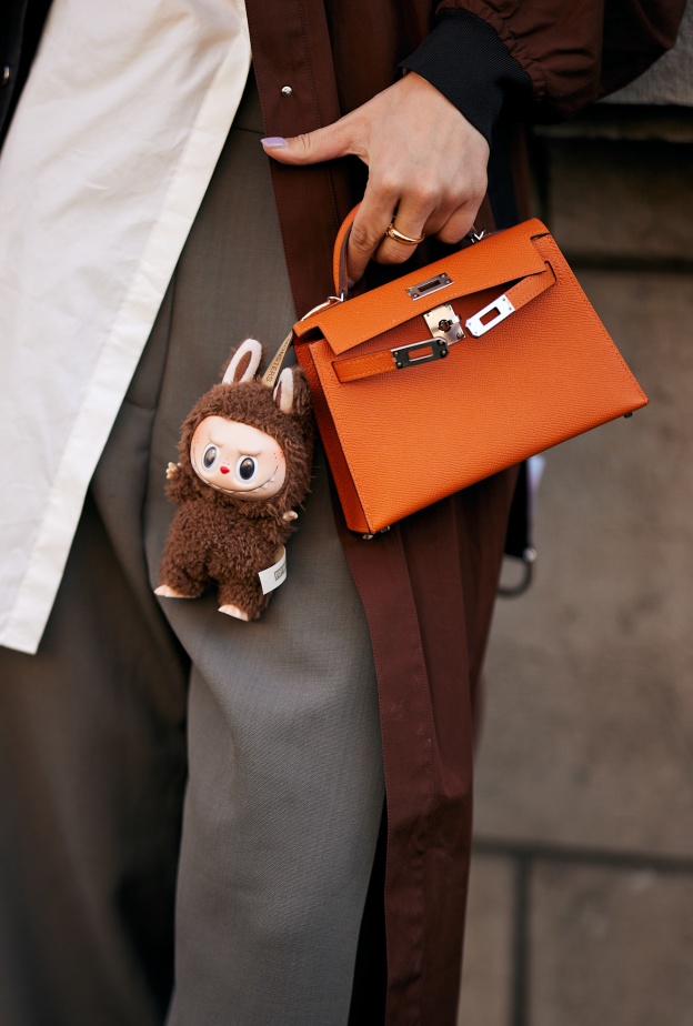 دمى "لابوبو" Labubu على حقيبة Hermes