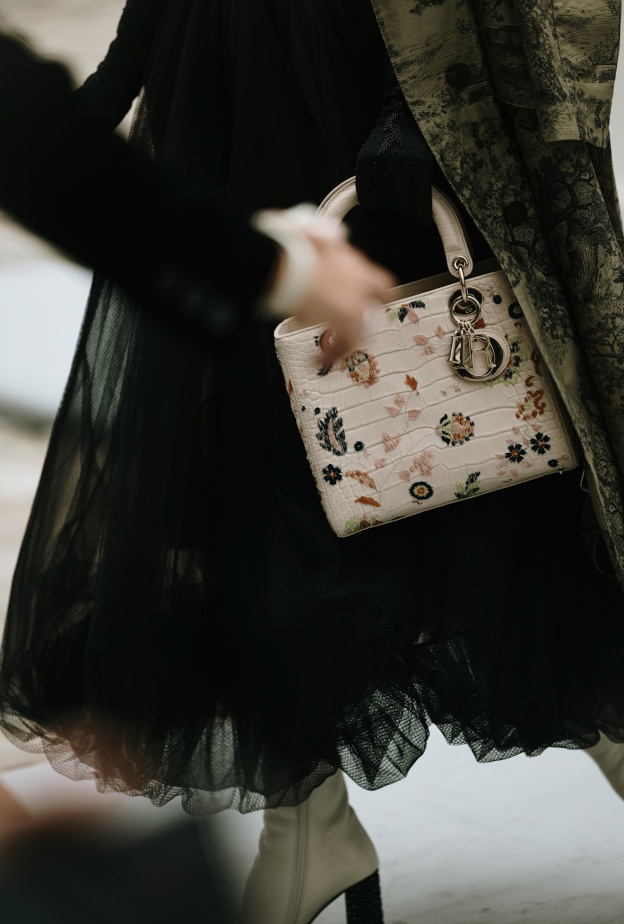 أكسسوارات بنقشة الورود في إطلالة من Street style