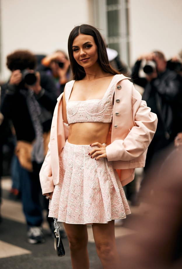 درجات اللّون الزهري في إطلالة من Street style
